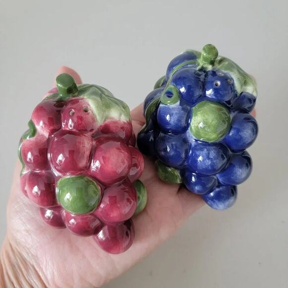 Vintage Grape Cluster Salt and Pepper Shakers Ceramic Purple Burgundy 1970s - Picture 9 of 9